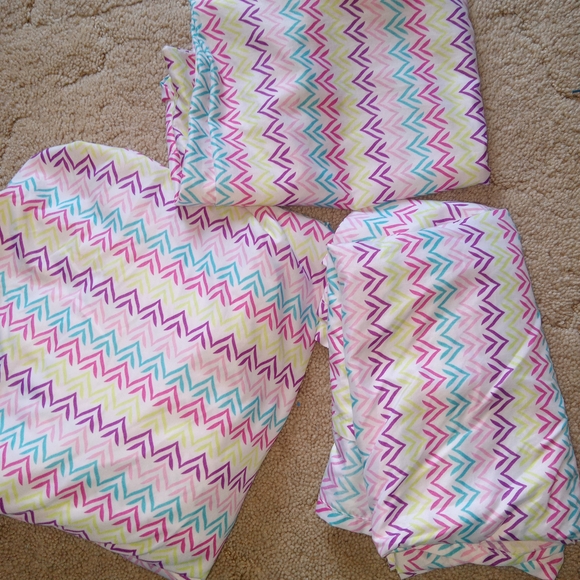 Vibrant Chevron Pattern Bedding Set - Picture 1 of 1